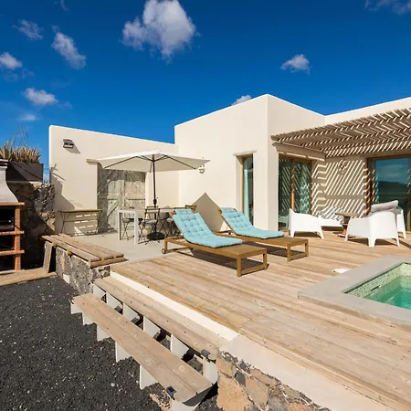 فيلة In Take A Swim In Our 15m Long Pool لاجاريس